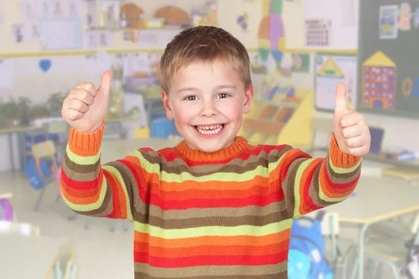 Roztomilý malý student říká ok — Stock fotografie