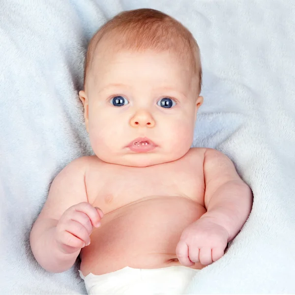 Bebê adorável com uma bolha na boca — Fotografia de Stock