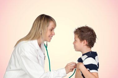 Sağlık muayenesi için çocuk yapma çocuk doktoru kadını