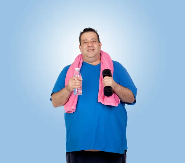 Hombre gordo en el gimnasio con una botella de agua — Foto de Stock