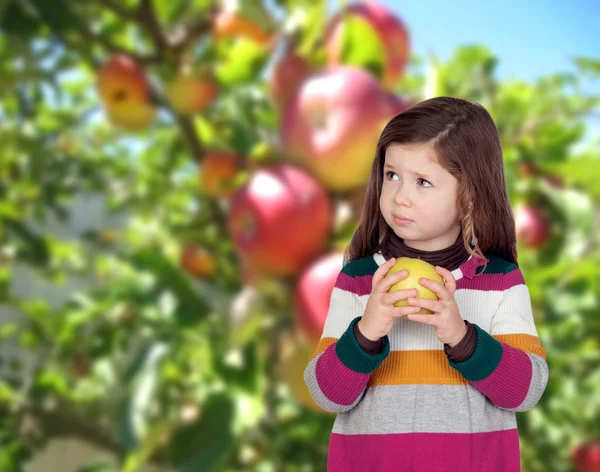 Hermosa chica comiendo una manzana — Foto de Stock