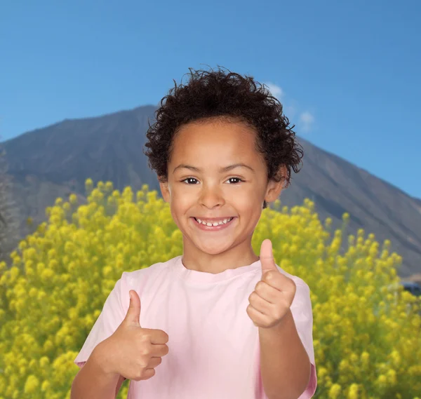 Anak latin bahagia berkata Ok dengan gunung berapi — Stok Foto