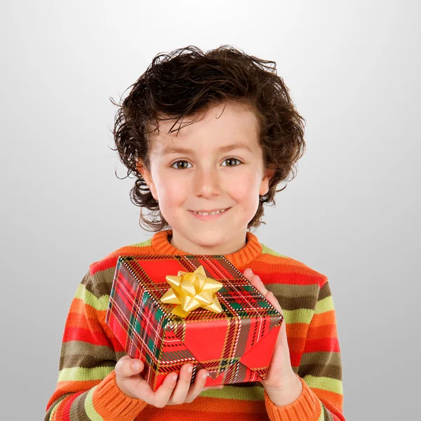 Bela criança dando um presente — Fotografia de Stock