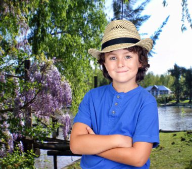 Hasır şapka ile komik çocuk