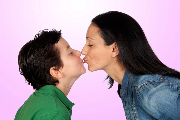 Rozkošný matka líbat její krásný syn — Stock fotografie
