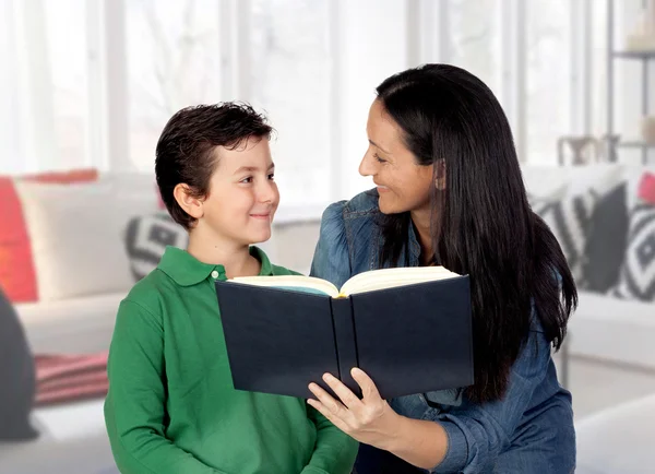 Madre enseñando a su hijo a leer — Foto de Stock