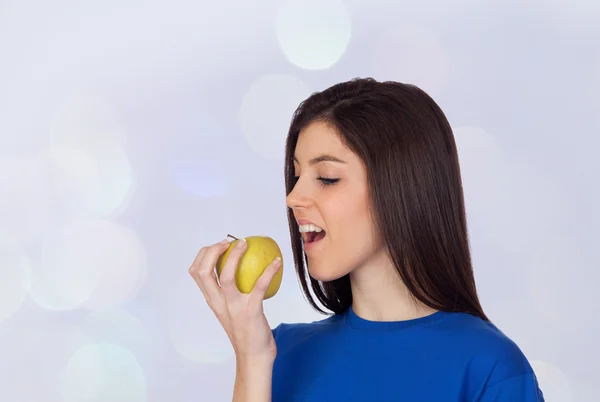 Adolescente chica con una manzana amarilla — Foto de Stock