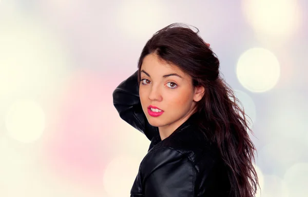 Mooie brunette meisje met roze lippenstift — Stockfoto