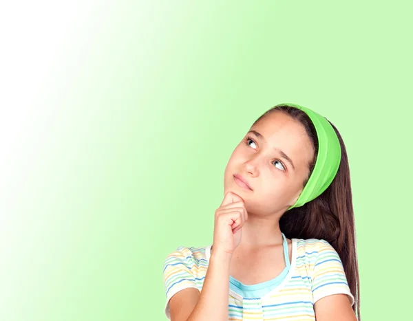 Nachdenkliches kleines Mädchen mit grünem Stirnband — Stockfoto