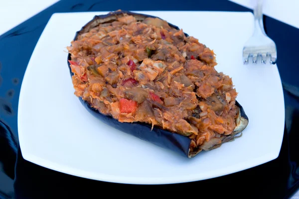 Вкусное блюдо из баклажанов с тунцом — стоковое фото
