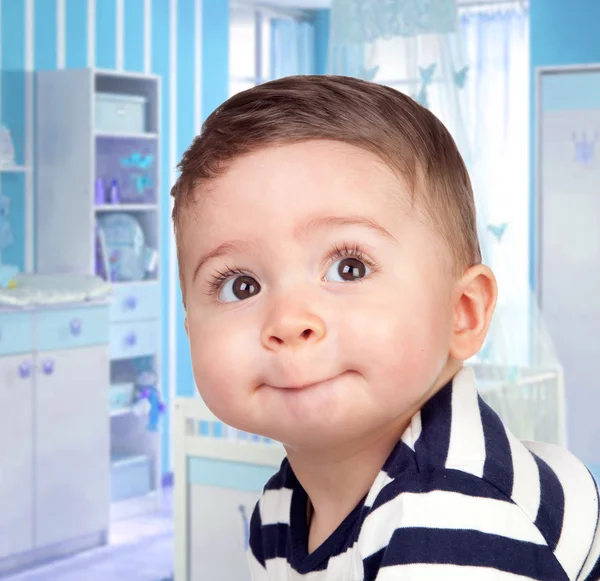 Beau bébé avec de grands yeux — Photo