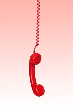 kırmızı telefon kablosu asılı