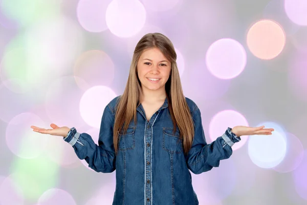 Hermosa joven con los brazos extendidos — Foto de Stock