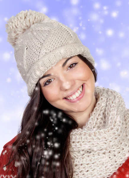 Attraente ragazza con cappello di lana e sciarpa — Foto Stock