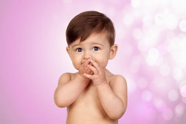 Schattige babymeisje met de handen in haar mond — Stockfoto