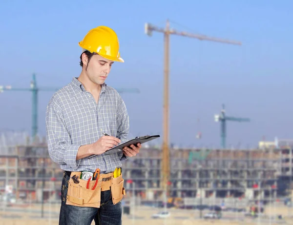 Trabajador de la construcción escribir papeleo — Foto de Stock