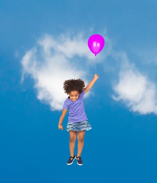Afrikalı küçük kız mor balon ile uçan — Stok fotoğraf