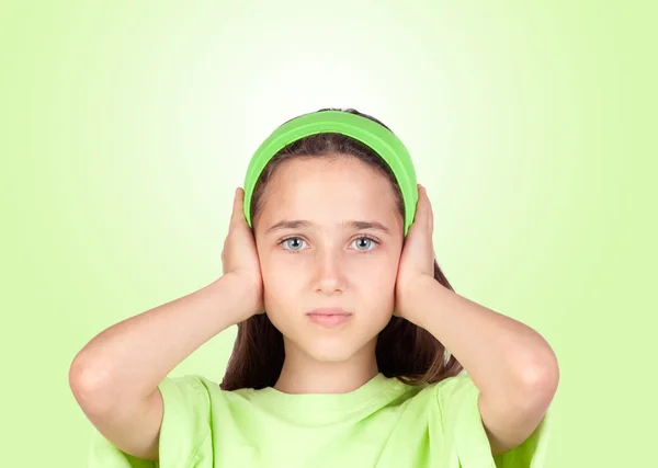 Chica asustada cubriéndose las orejas — Foto de Stock