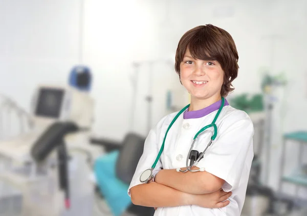 Очаровательный ребенок в форме врача — стоковое фото
