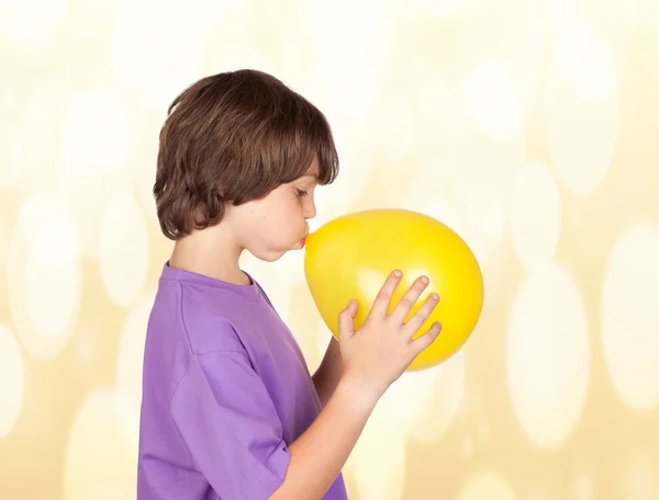 Pequeno menino soprando balão — Fotografia de Stock