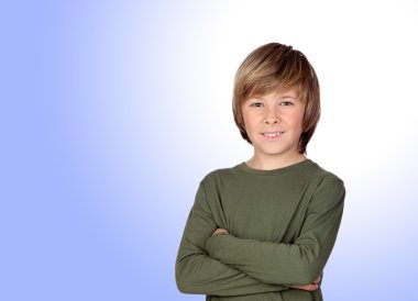 çapraz kol ile sevimli çocuk portresi