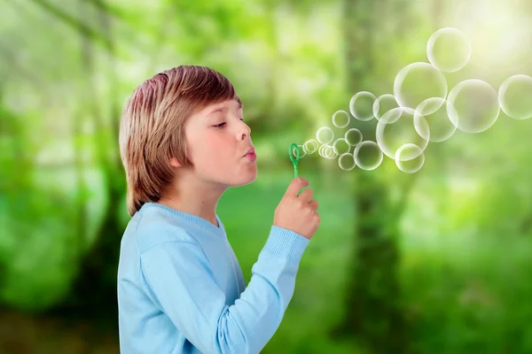 Adorable preadolescente chico soplando para hacer burbujas —  Fotos de Stock