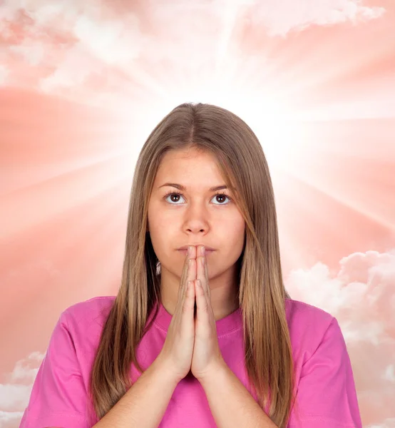 Schattige tiener meisje bidden — Stockfoto
