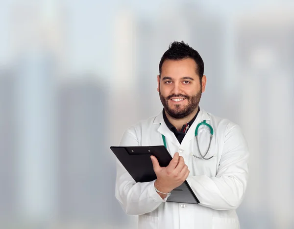 Jeune médecin barbu à l'hôpital — Photo