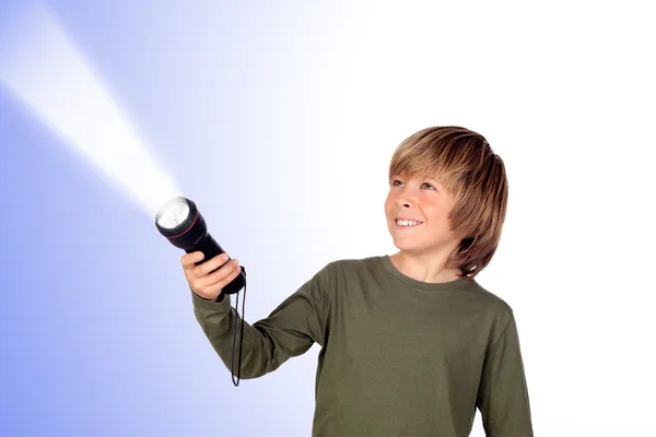 Niño con una linterna buscando algo —  Fotos de Stock