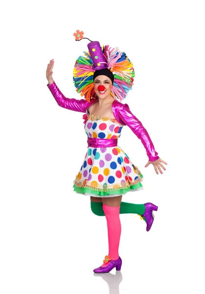 Palhaço engraçado menina com uma grande dança de peruca colorida — Fotografia de Stock