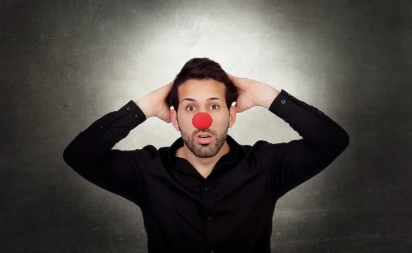 Hombre de negocios asombrado con nariz de payaso —  Fotos de Stock