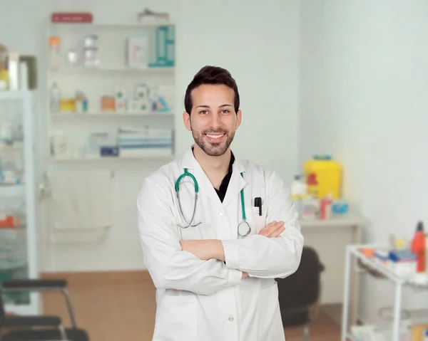 Jovem médico barbudo no hospital — Fotografia de Stock