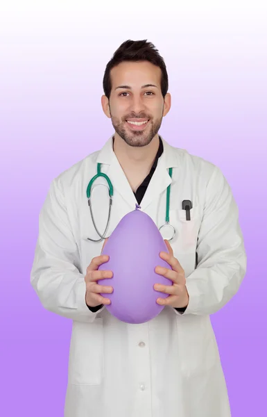 Jeune homme docteur tenant ballon — Photo