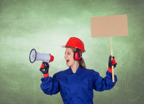 Trabalhadora industrial mulher com um megafone e um cartaz — Fotografia de Stock