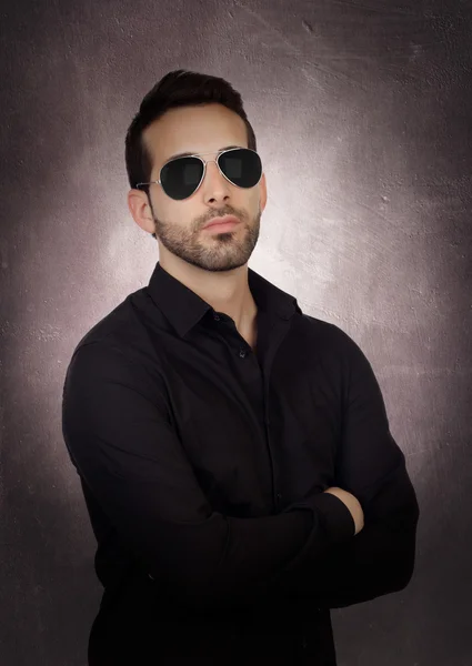Junger bärtiger Geschäftsmann mit Sonnenbrille — Stockfoto