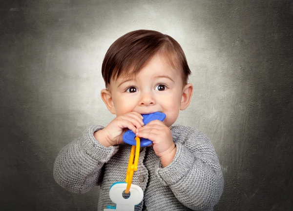 Petit garçon jouant avec la clé jouet — Photo