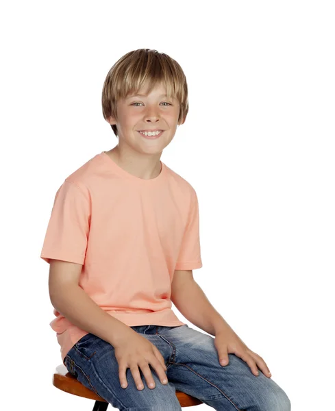 Garoto sorridente com t-shirt laranja sentado — Fotografia de Stock