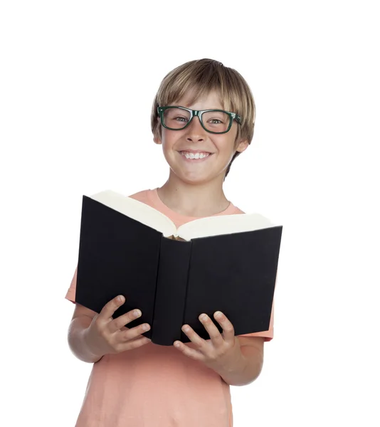 Preteen jongen lezen van een boek met glazen — Stockfoto