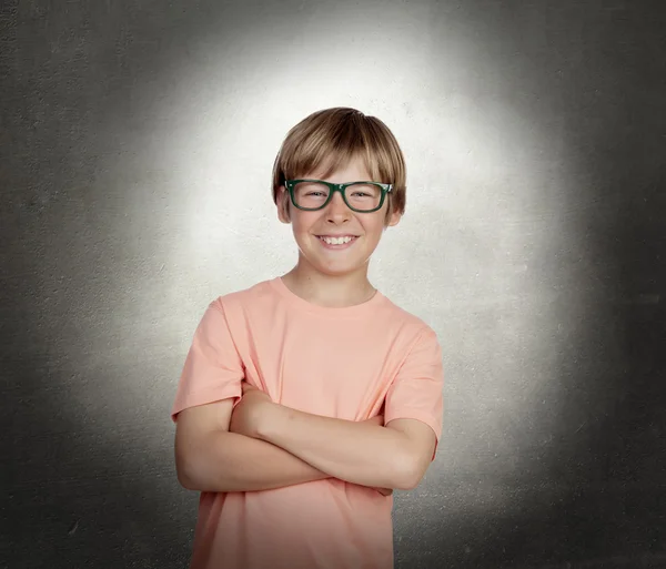 Menino sorridente com óculos — Fotografia de Stock