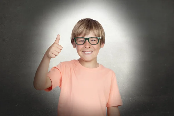 Garoto sorridente com óculos dizendo Ok — Fotografia de Stock