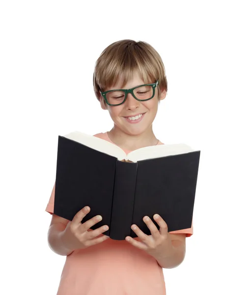 Preteen jongen lezen van een boek met glazen — Stockfoto