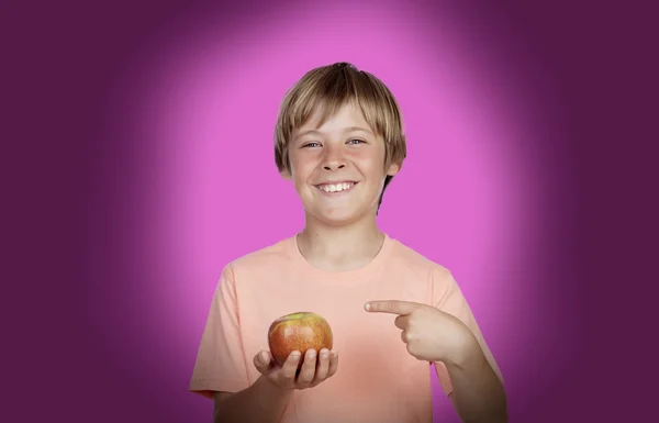 Preteen met een rode appel — Stockfoto