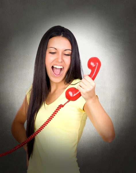 Menina atraente gritando ao telefone — Fotografia de Stock