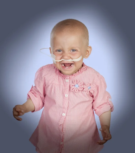 Entzückendes Baby ohne Haare, das die Krankheit besiegt — Stockfoto