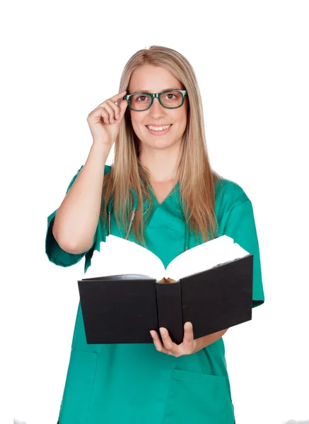 Atractive medicinska med glasögon som läser en bok — Stockfoto