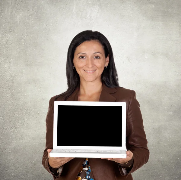 Брюнетка бізнес-леді з ноутбуком — стокове фото