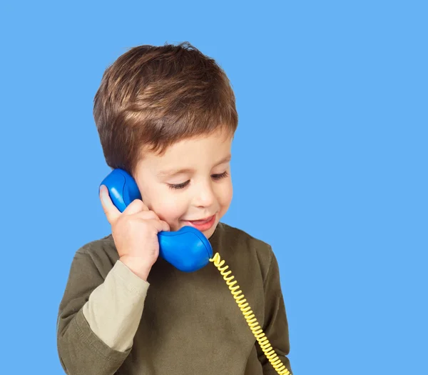 Criança adorável falando ao telefone — Fotografia de Stock