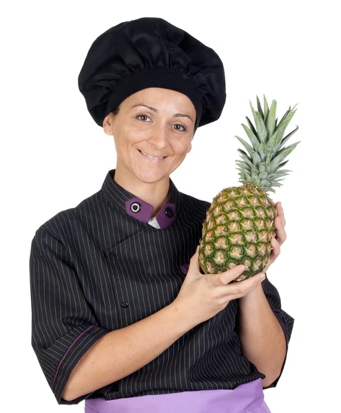 Vrij koken vrouw met ananas — Stockfoto