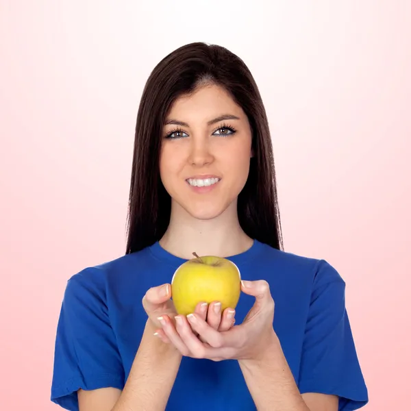 Tonåring flicka med en gul apple — Stockfoto