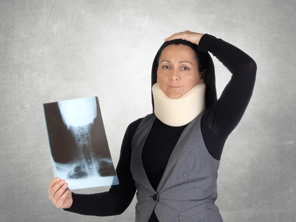 Mujer preocupada con cuello cervical y radiografía —  Fotos de Stock
